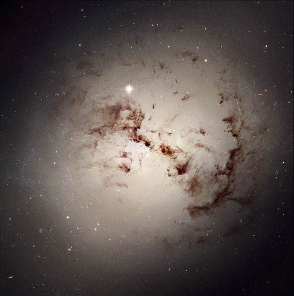 Un nuage de poussière pris par Hubble dans la galaxie ellyptique géante NGC1316. ©NASA, ESA, and The Hubble Heritage Team