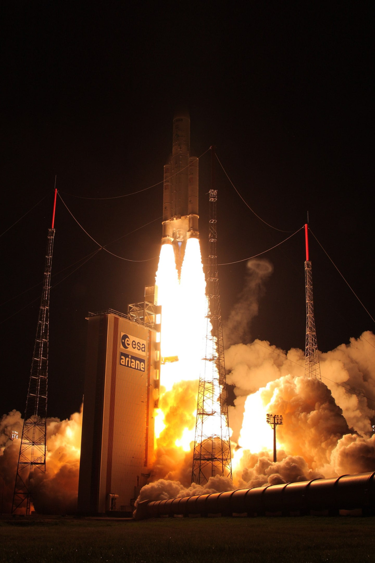 Une fusée Ariane 5 sera chargée de lancer le JWST pour le diriger vers le point Lagrange 2, au delà de la Lune. ©DLR/Thilo Kranz (CC-BY 3.0) 2013
